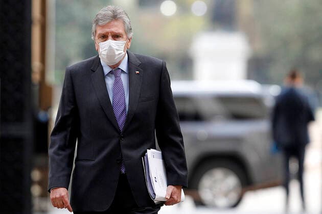 Santiago, April 15, 2020 Defense Minister Alberto Espina arrives at La Moneda Palace to participate in a new meeting of the coronavirus emergency committee Dragomir Yankovic Aton Chile, Santiago Chile Aton 411981  Copyright: DRAGOMIRxYANKOVIC ATONxCHILE