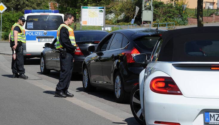 Die Grenzübergänge zwischen dem Saarland und Luxemburg, sowie Frankreich werden wegen der Corona Krise stark kontrolliert. Die kleineren Grenzübergänge sind geschlossen. Im Bild: Die Grenzkrontrolle auf der L419 am Mittwoch (15.04.2020) in Perl. Achtung: Privatpersonen müssen unkenntlich gemacht werden.