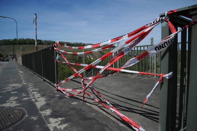 Die Grenzübergänge zwischen dem Saarland und Luxemburg werden wegen der Corona Krise stark kontrolliert. Die kleineren Grenzübergänge sind geschlossen. Im Bild: Die Wege die zur Mosel führen am Mittwoch (15.04.2020) auf der L107 zwischen Perl und Schengen wurden von der Polizei gesperrt.