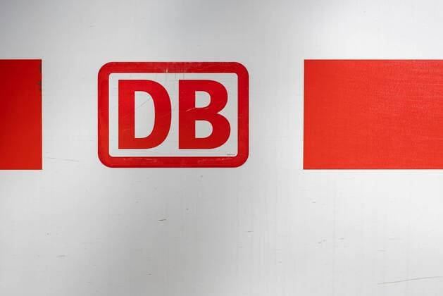Frankfurt am Main, Hauptbahnhof, 15.04.2020, Frankfurt am Main Hauptbahnhof, rotes DB-Logo auf weißem Grund Frankfurt am Main Hauptbahnhof Hessen Deutschland