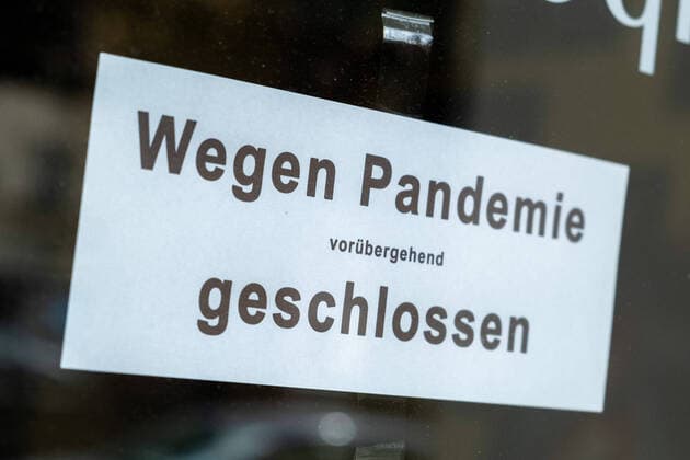 Wegen Pandemie vorübergehend geschlossen - Schild an der Ladentür einer Geschäfts in Berlin Coronakrise - Ladenschliessung