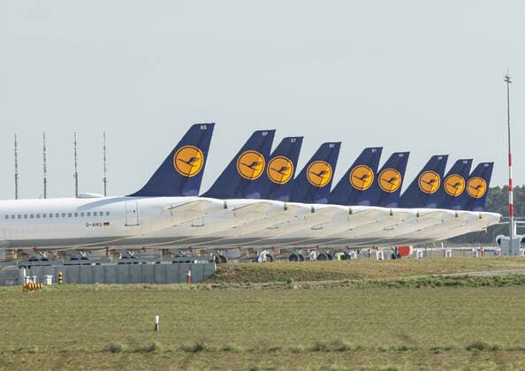 Bilder des Jahres 2020, News 04 April News Themen der Woche KW16 Lufthansa parkt Flugzeuge am BER Flughafen, Durch den Coronavirus ist weltweit die Nachfrage nach Flügen stark gesunken, immer mehr Flüge werden gestrichen. Lufthansa-Maschinen mit dem Kranich-Logo stehen am BER-Flughafen. Die Turbinen und Reifen sind abgedeckt worden um sie zu schützen. Schönefeld Brandenburg Deutschland *** Lufthansa parks planes at BER airport, Due to the corona virus, worldwide demand for flights has fallen sharply, more and more flights are being cancelled Lufthansa planes with the crane logo are parked at BER airport The turbines and tyres have been covered to protect them Schoenefeld Brandenburg Germany