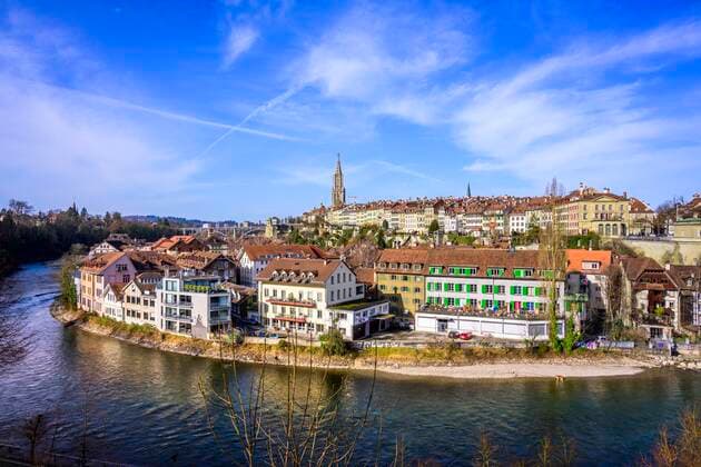 Blick auf die Altstadt, Berner Münster und Fluss Aare, Schwarzes Quartier, Innere Stadt, Bern, Kanton Bern, Schweiz, Europa *** View of the Old Town, Bern Cathedral and River Aare, Black Quarter, Inner City, Bern, Canton of Bern, Switzerland, Europe Copyright: imageBROKER ValentinxWolf ibxvfw05133028.jpg