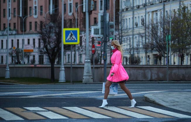 News Bilder des Tages MOSCOW, RUSSIA - APRIL 15, 2020: A woman crosses the road on Gogolevsky Boulevard. Since 30 March 2020, Moscow has been on lockdown. Earlier, the Russian government announced a paid period off work for employed people and school holidays, which are expected to last till the end of April. As of 15 April 2020, Russia has reported more 24,500 confirmed cases of the novel coronavirus infection, with more than 14,800 confirmed cases in Moscow. Valery Sharifulin TASS  TS0D5E90