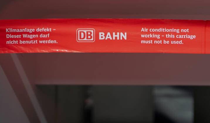 Impressionen Frankfurt Hauptbahnhof 15.04.2020, Frankfurt : Hinweisschild DB Bahn Klimanalage defekt - Dieser Wagen darf nicht benutzt werden. Aufgrund der Corona Pandemie Covid-19 Virus ist der Reiseverkehr weltweit stark eingeschränkt. Frankfurt Hessen Germany Hauprbahnhof
