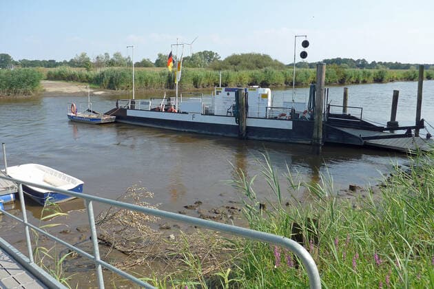 Seilzugfähre über den niedersächsischen Fluss Oste zwischen Brobergen (Landkreis Stade) und dem Gasthaus Holländerhöfen. *** Rope-pull ferry across the Oste River in Lower Saxony between Brobergen, Stade District and the Holländerhöfen Inn