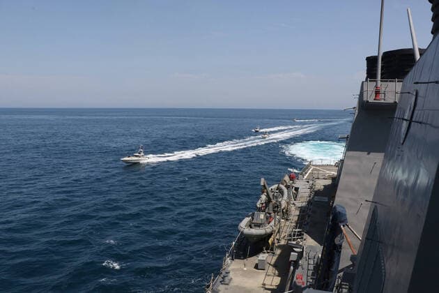 Bilder des Jahres 2020, News 04 April News Themen der Woche KW16 News Bilder des Tages Iranian Islamic Revolutionary Guard Corps Navy (IRGCN) vessels conducted unsafe and unprofessional actions against U.S. Military ships by crossing the ships bows and sterns at close range while operating in international waters of the North Arabian Gulf on April 15, 2020. The guided-missile destroyer USS Paul Hamilton (DDG 60) is conducting joint interoperability operations in support of maritime security in the U.S. 5th Fleet area of operations.  WAX2020041504 U.S.xNAVY