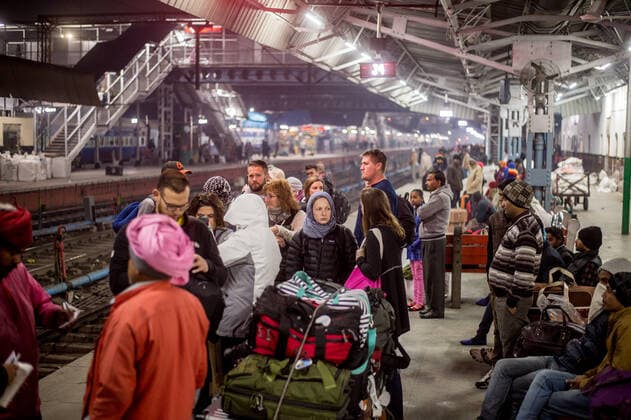 IMAGO Nature: Unsere Erde, Umweltprobleme, Überbevölkerung Travelers congregate with luggage on a train platform at the Ludhiana Junction railway station in Ludhiana, India. Ludhiana India Copyright: xEdwinxRemsbergx ERE-remsberg_17011475319