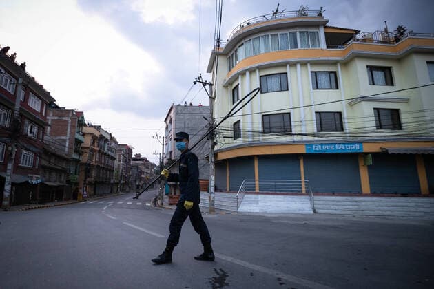 Nepal: 23rd day Nationwide lockdown amid COVID-19 A police officer wearing a mask stands on guard with distance maintain an arrest device on a deserted road due to the nationwide lockdown amid Coronavirus outbreak in Kathmandu, Nepal. Nepal government extended the national wide lock down until 27 April, the number of COVID-19 patients has reached 16. Kathmandu Nepal Copyright: PrabinxRanabhat