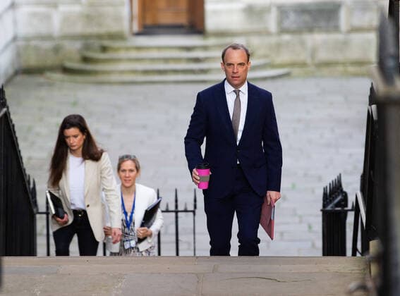 Bilder des Jahres 2020, News 04 April News Themen der Woche KW16 . 16 04 2020. London, United Kingdom. Foreign Secretary, Dominic Raab who is deputising for Prime Minister, Boris Johnson, arrives at 10 Downing Street for the daily C-19 Committee meeting. Dominic Raab arrives for daily C-19 committee. Downing Street, London.  xMarkxThomasx xi-Imagesx IIM-21026-0003