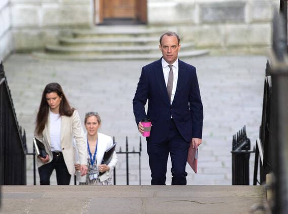 . 16 04 2020. London, United Kingdom. Foreign Secretary, Dominic Raab who is deputising for Prime Minister, Boris Johnson, arrives at 10 Downing Street for the daily C-19 Committee meeting. Dominic Raab arrives for daily C-19 committee. Downing Street, London.  xMarkxThomasx xi-Imagesx IIM-21026-0004