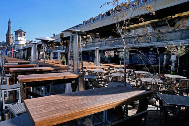 Leere Ausflugslokale an der Rheinuferpromenade in Düsseldorf während der Corona Krise,