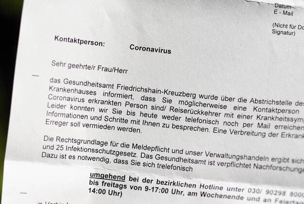 Ein Brief des Gesundheitsamtes des Berliner Bezirks Friedrichshain-Kreuzberg an eine möglicherweise positiv auf Corona getesteten Person. Die Behörde möchte mögliche Kontaktpersonen erfragen, um so Infektionsketten zu ermitteln. Dazu verweist sie auf da Infektionsschutzgesetz. Suche nach Infektionsketten