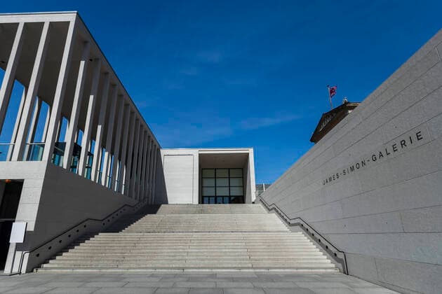Leere Treppen der geschlossenen James-Simon-Galerie in Berlin am 16. April 2020. Die von Bund und Laender um die Verbreitung des Coronavirus (SARS-CoV-2) zu verlangsamen beschlossenenen Massnahmen dauern auch vor der Ostertage weiter an. Die Debatte ueber eine Mundschutzpflicht und die Wirksamkeit der Masken dauert in der Oeffentlichkeit weiter an. Coronavirus in Berlin