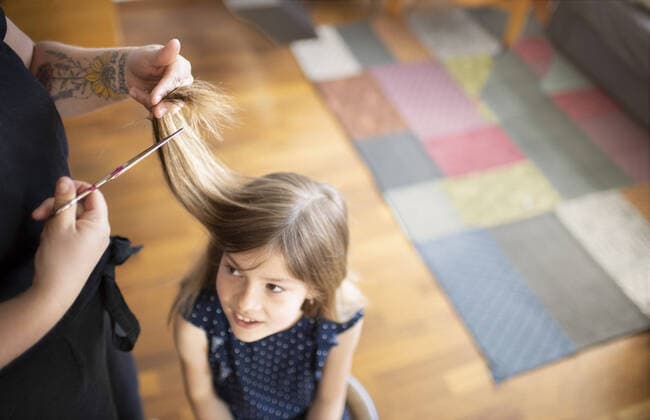 Thema: Neuer Haarschnitt. Wegen der Corona Krise muessen Haare zu Hause geschnitten werden Bonn Deutschland