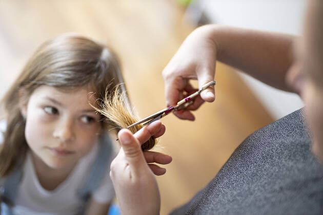 Thema: Neuer Haarschnitt. Wegen der Corona Krise muessen Haare zu Hause geschnitten werden Bonn Deutschland
