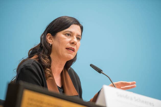Berlin Politik Senatspressekonferenz Auf einer Senatspressekonferenz am Donnerstag den 16. April 2020 der Regierende Buergermeister von Berlin Michael Mueller, SPD und die Bildungssenatorin Sandra Scheeres, SPD, (im Bild) ueber die Entscheidungen des Berliner Senats zu moeglichen Lockerungen der Beschraenkungen im Rahmen der Corona-Krise. 16.4.2020, Berlin *** Berlin Politics Senate Press Conference At a Senate press conference on Thursday, April 16, 2020, the Governing Mayor of Berlin Michael Mueller, SPD, and the Senator for Education Sandra Scheeres, SPD, in the picture about the decisions of the Berlin Senate on possible relaxation of restrictions in the context of the Corona crisis 16 4 2020, Berlin