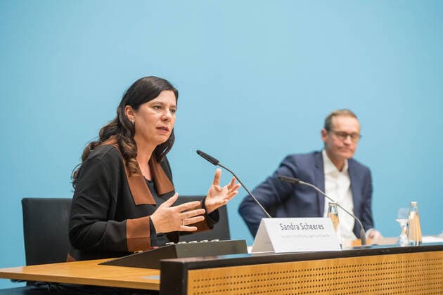 Berlin Politik Senatspressekonferenz Auf einer Senatspressekonferenz am Donnerstag den 16. April 2020 der Regierende Buergermeister von Berlin Michael Mueller, SPD (rechts im Bild) und die Bildungssenatorin Sandra Scheeres, SPD, (links im Bild) ueber die Entscheidungen des Berliner Senats zu moeglichen Lockerungen der Beschraenkungen im Rahmen der Corona-Krise. 16.4.2020, Berlin *** Berlin Politics Senate Press Conference At a Senate press conference on Thursday, April 16, 2020, the Governing Mayor of Berlin Michael Mueller, SPD on the right and the Senator for Education Sandra Scheeres, SPD, on the left about the decisions of the Berlin Senate on possible relaxation of restrictions in the context of the Corona crisis 16 4 2020, Berlin