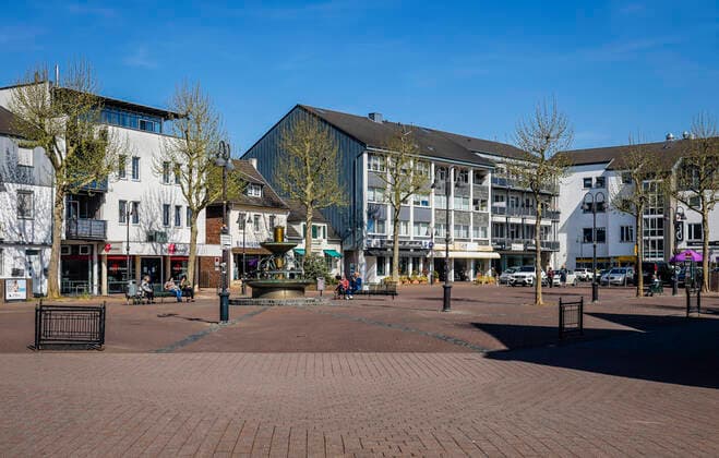 15.04.2020, Heinsberg, Nordrhein-Westfalen, Deutschland - Menschenleerer Marktplatz in Heinsberg in Zeiten der Corona Pandemie mit Kontaktverbot, Heinsberg ist das erste deutsche Epizentrum der Epidemie, in dem sich der Corona Erreger rasend schnell verbreitete, deshalb wurde dort auch die sogenannte Heinsberg-Studie zur tatsaechlichen Verbreitung des Coronavirus in Auftrag gegeben. Heinsberg Nordrhein-Westfalen Deutschland