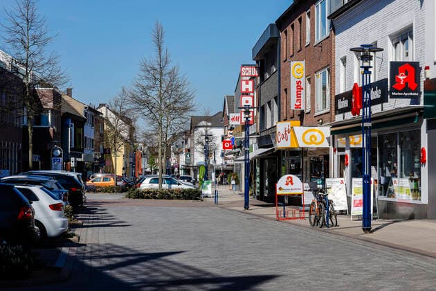 15.04.2020, Heinsberg, Nordrhein-Westfalen, Deutschland - Hochstrasse in Heinsberg, Haupteinkaufsstrasse in Zeiten der Corona Pandemie mit Kontaktverbot, Heinsberg ist das erste deutsche Epizentrum der Epidemie, in dem sich der Corona Erreger rasend schnell verbreitete, deshalb wurde dort auch die sogenannte Heinsberg-Studie zur tatsaechlichen Verbreitung des Coronavirus in Auftrag gegeben. Heinsberg Nordrhein-Westfalen Deutschland