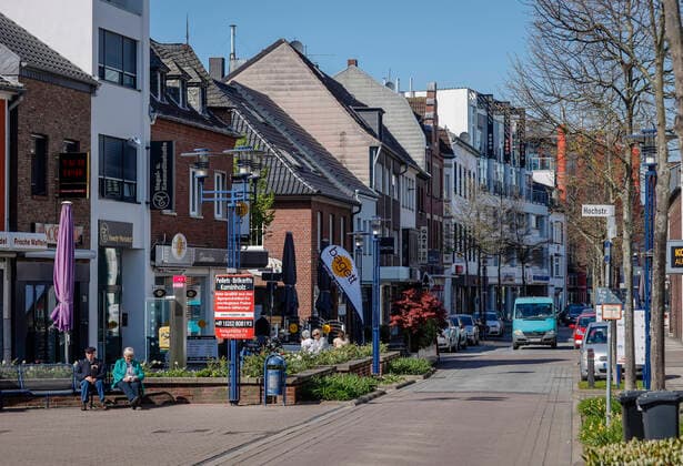 15.04.2020, Heinsberg, Nordrhein-Westfalen, Deutschland - Hochstrasse in Heinsberg, Haupteinkaufsstrasse in Zeiten der Corona Pandemie mit Kontaktverbot, Heinsberg ist das erste deutsche Epizentrum der Epidemie, in dem sich der Corona Erreger rasend schnell verbreitete, deshalb wurde dort auch die sogenannte Heinsberg-Studie zur tatsaechlichen Verbreitung des Coronavirus in Auftrag gegeben. Heinsberg Nordrhein-Westfalen Deutschland