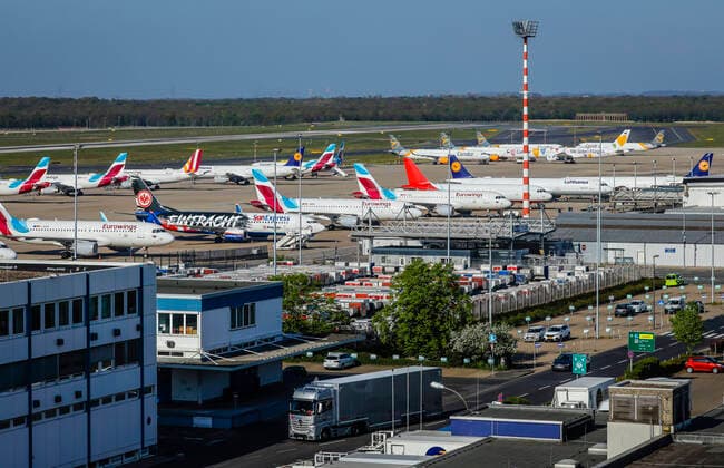 15.04.2020, Duesseldorf, Nordrhein-Westfalen, Deutschland - Flughafen Duesseldorf in Zeiten der Coronakrise, viele Flugzeuge der Fluggesellschaften Condor, Eurowings, SunExpress und Lufthansa in Parkposition. Duesseldorf Nordrhein-Westfalen Deutschland
