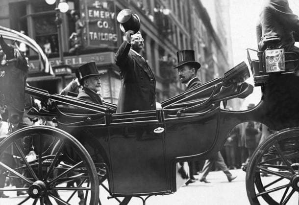 USWahl2024, die großen Präsidenten, Theodore Roosevelt June 23, 1910 - Former President Theodore Roosevelt standing in a horse drawn carriage, tipping his hat to onlookers on Fifth Avenue NYC, while Cornelius Vanderbilt and New York Mayor William Gaynor remain seated. Copyright: VernonxLewisxGallery StocktrekxImages JPA500316A