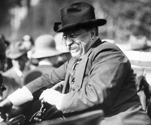 Former President Theodore Roosevelt with a big smile on his face, riding in a car in 1910, after his time in office. Copyright: VernonxLewisxGallery StocktrekxImages JPA500320A