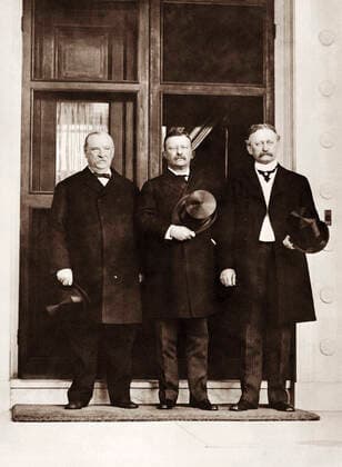 May 11th, 1903 - President Theodore Roosevelt, President Grover Cleveland, and Governor David R. Francis standing outside together. Copyright: VernonxLewisxGallery StocktrekxImages JPA500349A