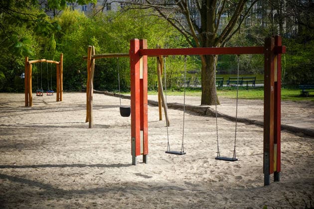 16.04.2020,Berlin,Deutschland,GER,die Stadt zu Zeiten der Corona Pandemie.Großer Spielplatz am Lietzensee.Sämtliche Spielplätze Berlins sind zur Zeit aufgrund der Pandemie geschlossen.