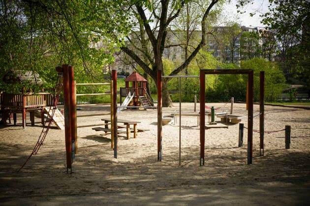 16.04.2020,Berlin,Deutschland,GER,die Stadt zu Zeiten der Corona Pandemie.Großer Spielplatz am Lietzensee.Sämtliche Spielplätze Berlins sind zur Zeit aufgrund der Pandemie geschlossen.