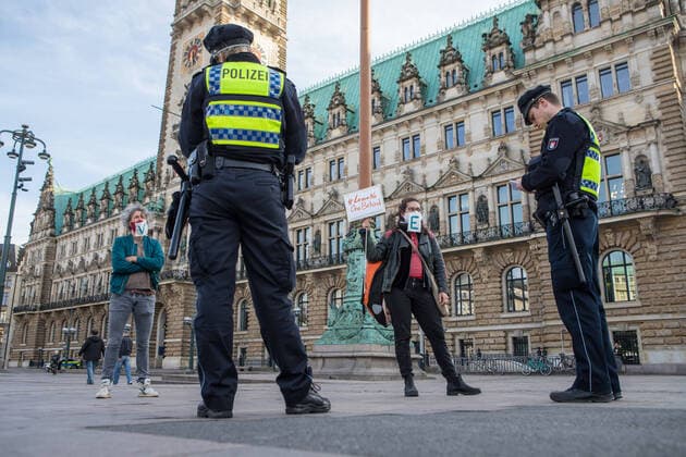Bilder des Jahres 2020, News 04 April News Themen der Woche KW16 News Bilder des Tages Gericht kippt Kurzfristig erlaubte Kundgebung in der Innenstadt 16.04.20 - Hamburg: Ab 18 Uhr wollten sich laut Veranstalter etwa 25 Juristen auf dem Hamburger Rathausmarkt zu einer Kundgebung versammeln. Die Teilnehmer möchten durch ihre Demonstration auf die Bedeutung der Versammlungsfreiheit aufmerksam machen. Die Demonstration wurde zuerst durch die Versammlungsbehörde zuerst untersagt. Dieses Verbot wurde heute nun durch das Verwaltungsgericht Hamburg gekippt. Trotz der erlaubten Kundgebung muss ein Mindestabstand von 1,5 Metern zwischen den Teilnehmern zu jeder Zeit gewährleistet sein. Johannes E. einer der Veranstalter erklärt uns das die Kundgebung nur mit einem Abstandskonzept genehmigt wurde. Er und weitere Helfer brachten hierfür Abstandsmarkierungen auf dem Rathausplatz an und begrenzten die Veranstaltungsfläche mit Abs Copyright: xSebastianxPetersx