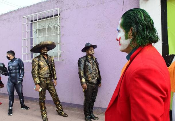 Urban entertainment artists who develop their art in the historic center, await the delivery of food support for the lack of employment due to COVID-19, in Mexico City, Mexico, 16 April 2020. Dozens of Mexican street artists receive food support in the face of the pandemic !ACHTUNG: NUR REDAKTIONELLE NUTZUNG!  Copyright: xJorgexNunezx AME3089 20200416-637226663542061429