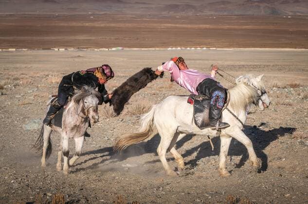  Zwei Kasachen auf Pferden beim traditionellen Spiel Kokbar, Provinz Bajan-Ölgii, Mongolei, Asien *** Two Kazakhs on horses at the traditional game Kokbar, Bajan Ölgii Province, Mongolia, Asia Copyright: imageBROKER/BayarxBalgantseren iblbay05238785.jpg