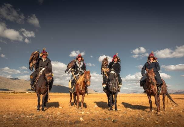  Mongolische Adlerjäger, vier Kasachen mit dressierten Adlern auf Pferden in der mongolischen Steppe, Provinz Bayan-Ölgii, Mongolei, Asien *** Mongolian eagle hunters, four Kazakhs with trained eagles on horses in the Mongolian steppe, Bayan Ölgii province, Mongolia, Asia Copyright: imageBROKER/BayarxBalgantseren iblbay05238832.jpg
