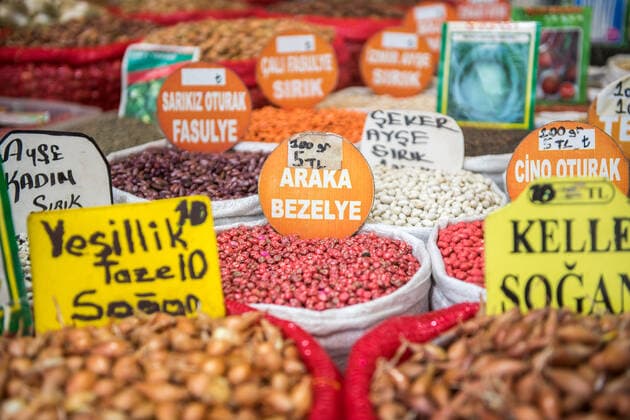 IMAGO Creative: Kollidierende Kulturen Bags full of various bulbs and seeds on display for sale at outdoor marketplace, Istanbul, Turkey. Istanbul Turkey Copyright: xEdwinxRemsbergx xVWPicsx ERE-remsberg_18011661793