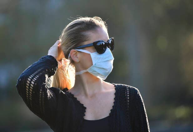 Frau mit Mundschutzmaske, Portrait, Corona-Krise, Deutschland Coronavirus