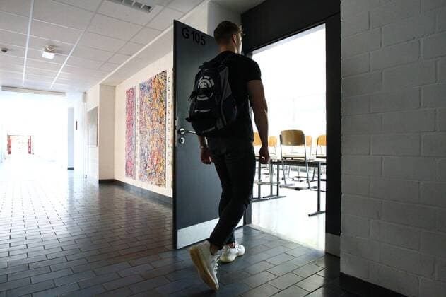 Diez Schuloeffnung und Schulschliessung in der Coronakrise Ein Schueler betritt den Klassenraum Schuloeffnung und Schulschliessung in der Coronakrise Copyright: xWeissx Eibner-Pressefotox EP_rws