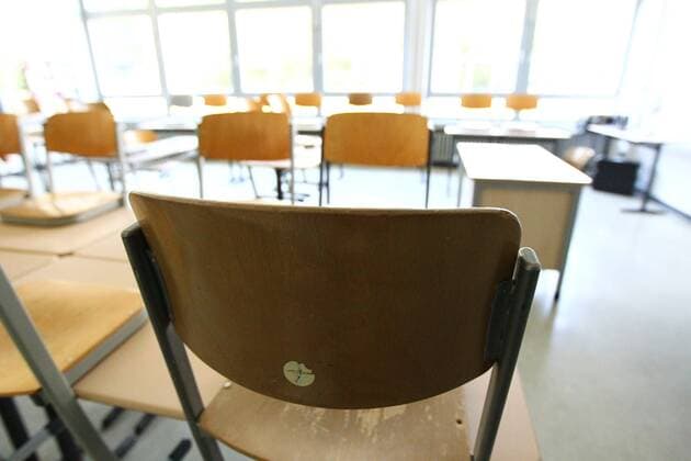 Diez Schuloeffnung und Schulschliessung in der Coronakrise Hochgestellte Stuehle in einem leeren Klassenraum Schuloeffnung und Schulschliessung in der Coronakrise Copyright: xWeissx Eibner-Pressefotox EP_rws