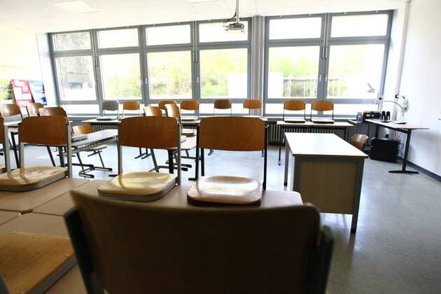 Diez Schuloeffnung und Schulschliessung in der Coronakrise Hochgestellte Stuehle in einem leeren Klassenraum Schuloeffnung und Schulschliessung in der Coronakrise Copyright: xWeissx Eibner-Pressefotox EP_rws