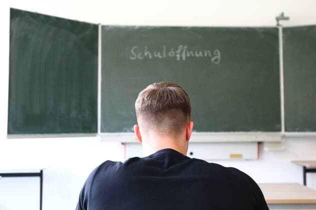 Diez Schuloeffnung und Schulschliessung in der Coronakrise Ein Schueler sitzt vor einer Tafel, auf der Schuloeffnung geschrieben steht Schuloeffnung und Schulschliessung in der Coronakrise Copyright: xWeissx Eibner-Pressefotox EP_rws