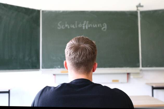 Diez Schuloeffnung und Schulschliessung in der Coronakrise Ein Schueler sitzt vor einer Tafel, auf der Schuloeffnung geschrieben steht Schuloeffnung und Schulschliessung in der Coronakrise Copyright: xWeissx Eibner-Pressefotox EP_rws