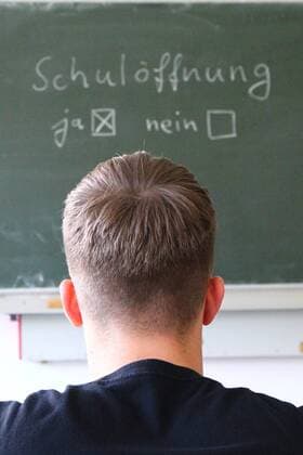 Diez Schuloeffnung und Schulschliessung in der Coronakrise Ein Schueler sitzt vor einer Tafel, auf der Schuloeffnung ja - nein geschrieben steht Schuloeffnung und Schulschliessung in der Coronakrise Copyright: xWeissx Eibner-Pressefotox EP_rws
