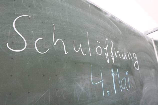 Diez Schuloeffnung und Schulschliessung in der Coronakrise Eine Tafel, auf der Schuloeffnung 4. Mai geschrieben steht Schuloeffnung und Schulschliessung in der Coronakrise Copyright: xWeissx Eibner-Pressefotox EP_rws