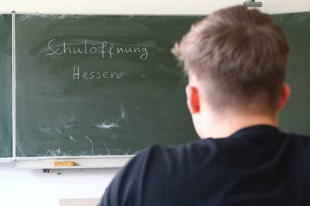 Diez Schuloeffnung und Schulschliessung in der Coronakrise Ein Schueler sitzt vor einer Tafel, auf der Schuloeffnung Hessen geschrieben steht Schuloeffnung und Schulschliessung in der Coronakrise Copyright: xWeissx Eibner-Pressefotox EP_rws