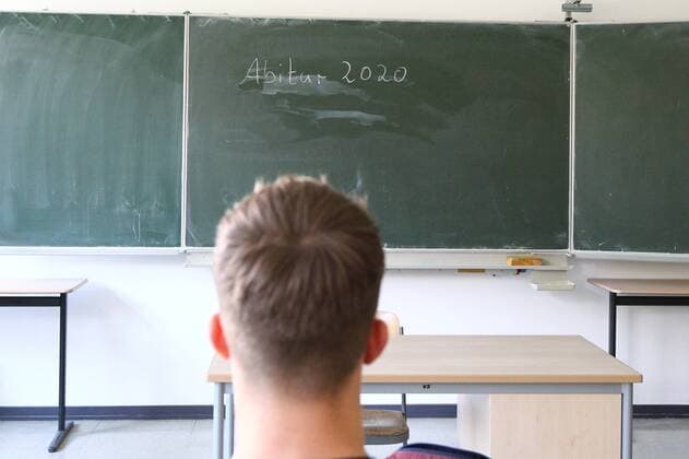 Diez Schuloeffnung und Schulschliessung in der Coronakrise Ein Schueler sitzt vor einer Tafel, auf der Abitur 2020 geschrieben steht Schuloeffnung und Schulschliessung in der Coronakrise Copyright: xWeissx Eibner-Pressefotox EP_rws