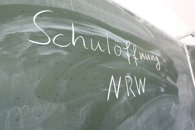 Diez Schuloeffnung und Schulschliessung in der Coronakrise Eine Tafel, auf der Schuloeffnung NRW geschrieben steht Schuloeffnung und Schulschliessung in der Coronakrise Copyright: xWeissx Eibner-Pressefotox EP_rws