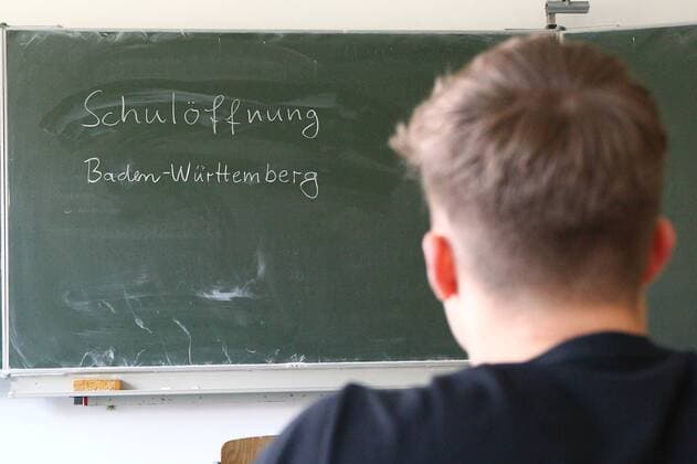 Diez Schuloeffnung und Schulschliessung in der Coronakrise Ein Schueler sitzt vor einer Tafel, auf der Schuloeffnung Baden-Wuerttemberg geschrieben steht Schuloeffnung und Schulschliessung in der Coronakrise Copyright: xWeissx Eibner-Pressefotox EP_rws