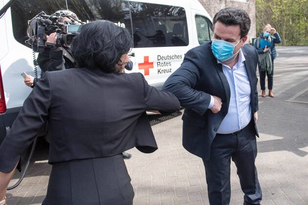 News Bilder des Tages Bundesminister fuer Arbeit und Soziales, Hubertus Heil (SPD), besuchte am Freitag (17.04.2020) gemeinsam mit dem Oberbuergermeister der Stadt Potsdam, Mike Schubert (SPD), die Kueche Bisamkiez in Potsdam. (Foto: Minister Heil begruesst Noosha Aubel, Beigeordnete der Landeshauptstadt Potsdam fuer Bildung, Jugend uns Soziales) Brandenburgs Landeshauptstadt Potsdam versorgt in der Corona-Krise sozial benachteiligte Kinder mobil mit Mittagessen. Inzwischen werden Mahlzeiten fuer fast 1.000 Kinder in 476 Haushalten geliefert, die wegen der Anti-Corona-Massnahmen nicht in die Kita oder zur Schule gehen duerfen. Die Stadt arbeitet bei der Versorgung der Kinder derzeit mit der Potsdamer Tafel, vier Caterern und zwei Fahrdiensten des Deutschen Roten Kreuzes und einem lokalen Anbieter zusammen. (Siehe epd-Meldung vom 17.04.2020) Mobiles Mittagessen Copyright: epd-bild ChristianxDitsch EDITORIAL USE ONLY