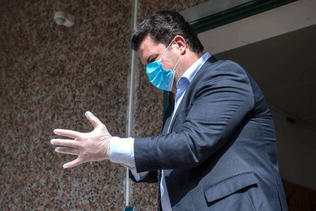 Bundesminister fuer Arbeit und Soziales, Hubertus Heil (SPD, Foto), besuchte am Freitag (17.04.2020) gemeinsam mit dem Oberbuergermeister der Stadt Potsdam, Mike Schubert (SPD), die Kueche Bisamkiez in Potsdam. Brandenburgs Landeshauptstadt Potsdam versorgt in der Corona-Krise sozial benachteiligte Kinder mobil mit Mittagessen. Inzwischen werden Mahlzeiten fuer fast 1.000 Kinder in 476 Haushalten geliefert, die wegen der Anti-Corona-Massnahmen nicht in die Kita oder zur Schule gehen duerfen. Die Stadt arbeitet bei der Versorgung der Kinder derzeit mit der Potsdamer Tafel, vier Caterern und zwei Fahrdiensten des Deutschen Roten Kreuzes und einem lokalen Anbieter zusammen. (Siehe epd-Meldung vom 17.04.2020) Mobiles Mittagessen fuer fast 1.000 arme Kinder in Potsdam